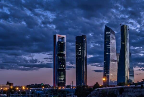 Districte financer de Madrid — gestió de carteres benchmark vs volatilitat